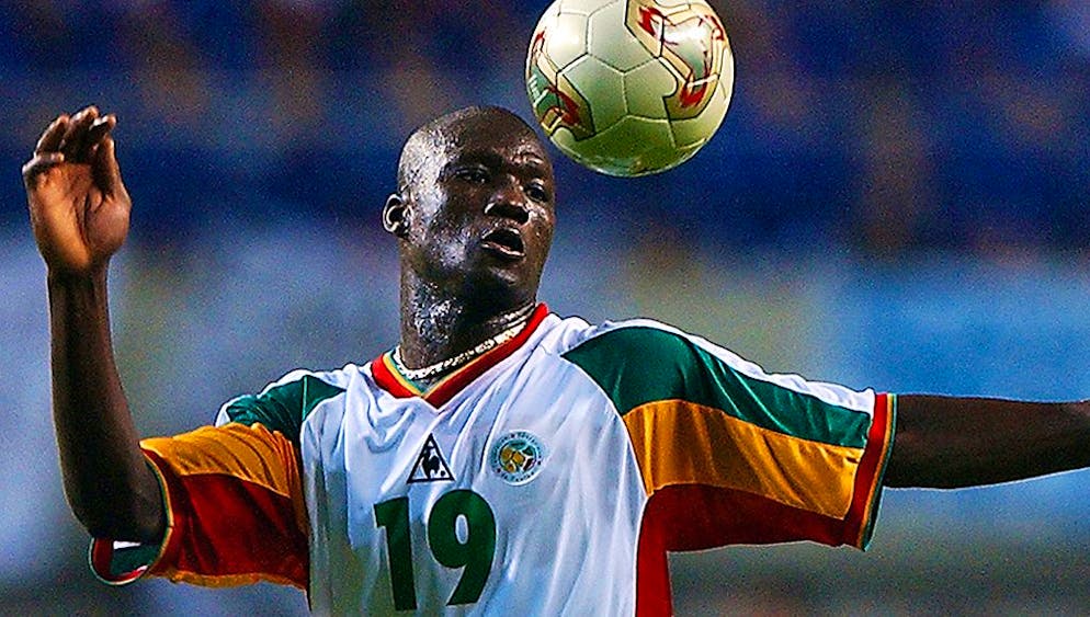 FL017 - 20020531 - SEOUL, REPUBLIC OF KOREA : Senegalese midfielder Papa Bouba Diop heads the ball during his opening game with France for the 2002 FIFA World Cup Korea/Japan in Seoul, Friday 31 May 2002. Diop scored the first goal of the match to lead his team to 1-0 during the first half. EPA PHOTO AFPI / KIM JAE HWAN /rc/at/rab/fl