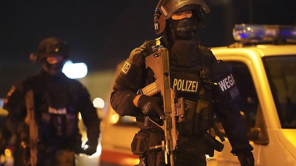 Schwer bewaffnete Polizisten in der Innenstadt von Wien. Foto: Georg Hochmuth/APA/dpa