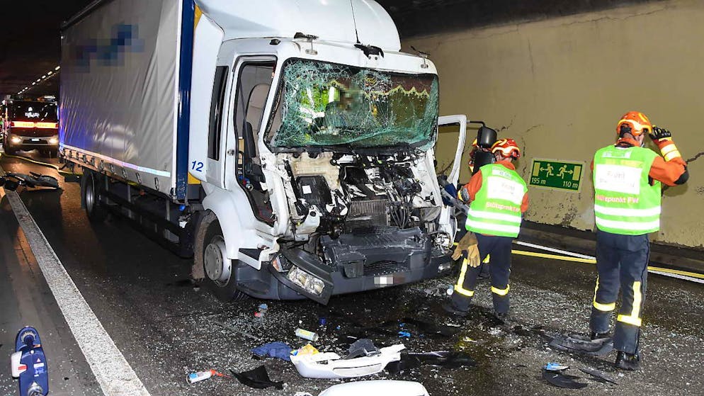 Bei einem Auffahrunfall auf der Stadtautobahn in St. Gallen sind der Fahrer eines Lastwagens und seine Beifahrerin in der Fahrerkabine eingeklemmt worden. Die Feuerwehr konnte die beiden Leichtverletzten befreien.