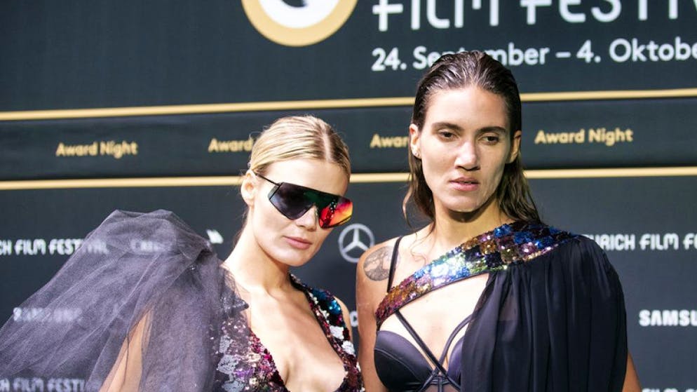 Tamy Glauser. Hier sieht man Tamy Glauser (rechts) mit Ex-Partnerin Dominique Rinderknecht. Die beiden betonten, auch nach der Trennung guten Kontakt miteinander zu haben. 