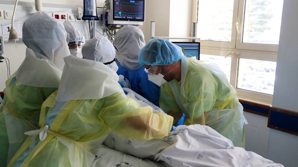 Medizinisches Personal in einem Spital in Portugal wendet einen Covid-19-Patienten. Mittels eines neuen Systems sollen zwei Personen bei dem Vorgang eingespart werden. (Symbolbild)