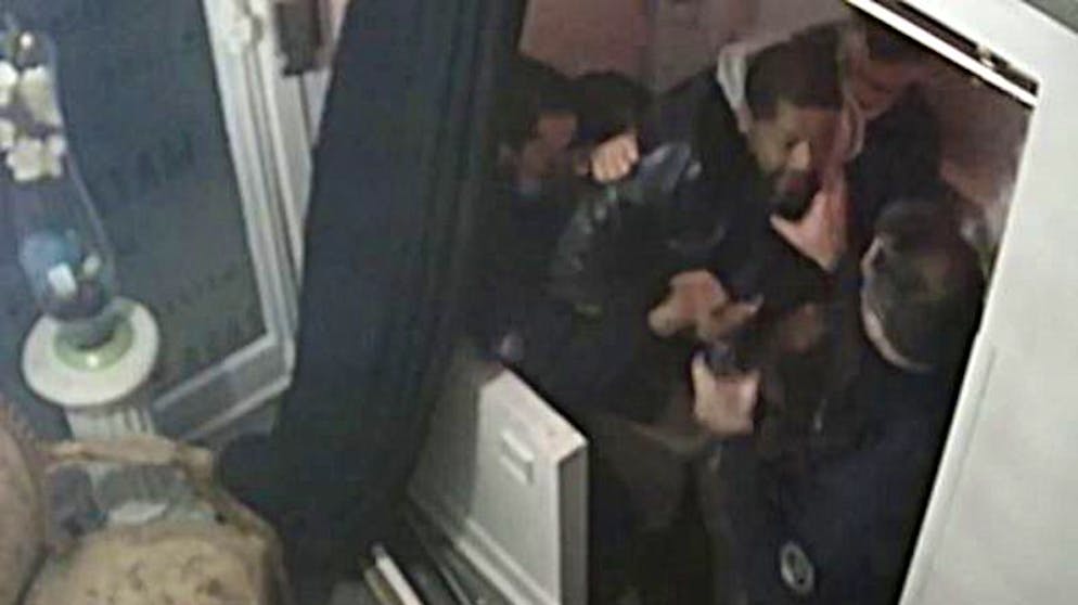 SCREENSHOT - 27.11.2020, Frankreich, Paris: Diese CCTV-Kameraaufnahme, die am 27. November 2020 aus einem AFP-Video aufgenommen wurde, zeigt wie mehrere Polizisten einen Musikproduzenten im Eingang seines Produktionsstudios am 21. November 2020 massiv attackieren. (Bestmögliche Bildqualität) Vier Beamte wurden am 27.11.2020 in Polizeigewahrsam genommen und sollten befragt werden, wie die Pariser Staatsanwaltschaft mitteilte. Die Polizei-Aufsichtsbehörde ist für die Ermittlungen zuständig. Foto: Stefano Rellandini/AFP/dpa +++ dpa-Bildfunk +++