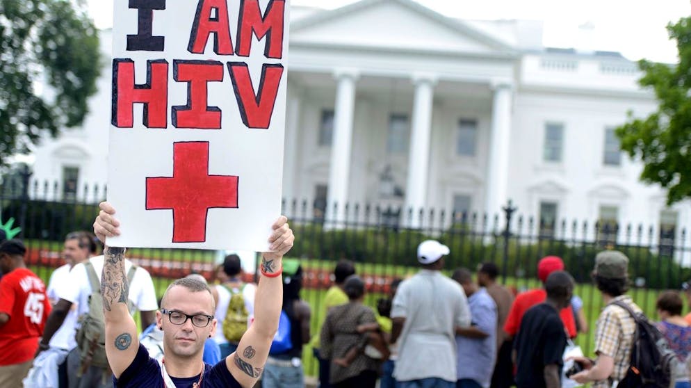 Menschen mit HIV haben mit vielen Vorurteilen zu kämpfen: Ein HIV-positiver Mann demonstriert vor dem Weissen Haus in Washington, D.C.