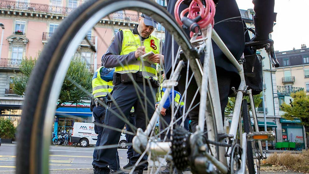 De nombreux Genevois se plaignent des incivilités de certains cyclistes ou adeptes de la trottinette sur les trottoirs (image d'illustration).