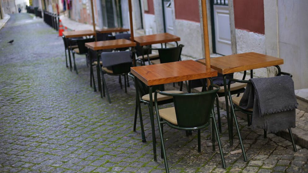 Leere Tische in Lissabon am 31. Oktober. (Archiv)