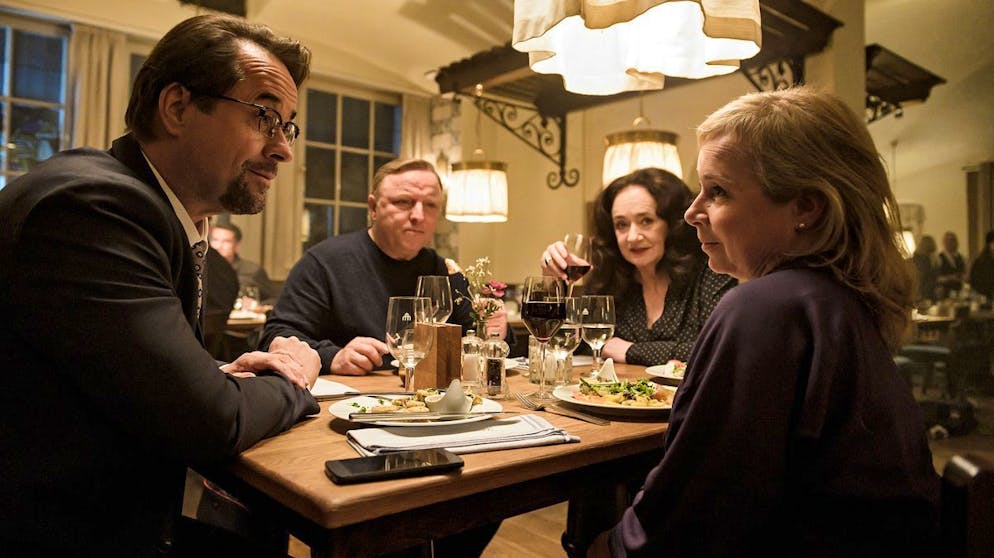 Beim gemeinsamen Abendessen unterrichtet Professor Boerne (Jan Josef Liefers, links) Kommissar Thiel, Staatsanwältin Klemm (Mechthild Grossmann) und Silke Haller (ChrisTine Urspruch, rechts), dass er eine dreimonatige Auszeit plant.