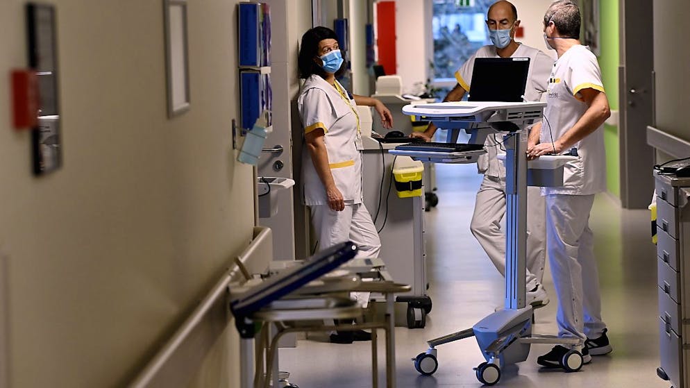 Krankenhauspersonal mit Mund-Nasen-Bedeckung bereitet am 2. November im belgischen Bonheiden die Öffnung einer zusätlich eingerichteten Intensivstation vor.