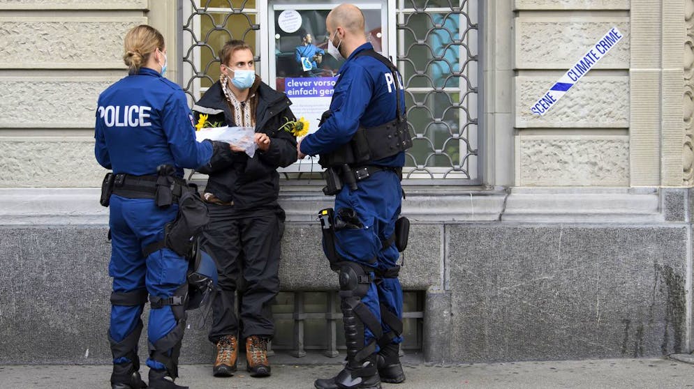 Polizisten kontrollieren im September auf dem Bundesplatz in Bern einen Klimaaktivisten, nachdem hier eine Protestaktion aufgelöst wurde. (Archiv)