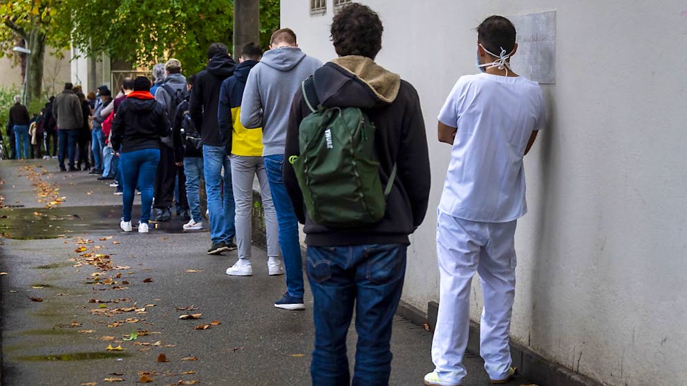 107 Menschen wurden im Stadtkanton gemäss Angaben des Gesundheitsdepartements vom Mittwoch positiv auf das Coronavirus getestet.