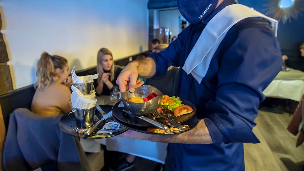 Auch im Wallis müssen Restaurants, Cafés und Bars ab Freitag um 22 Uhr ganz schliessen. (Archivbild)
