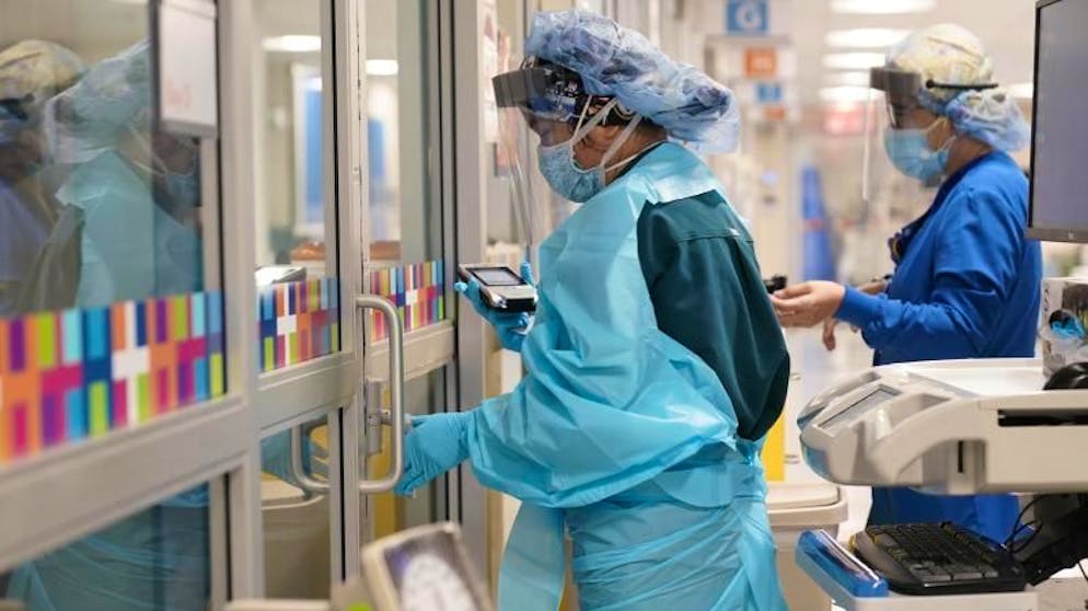 Zwei Medizinerinnen bereiten sich Ende Oktober in einem Spital in New York auf steigende Patientenzahlen vor. (Archiv)