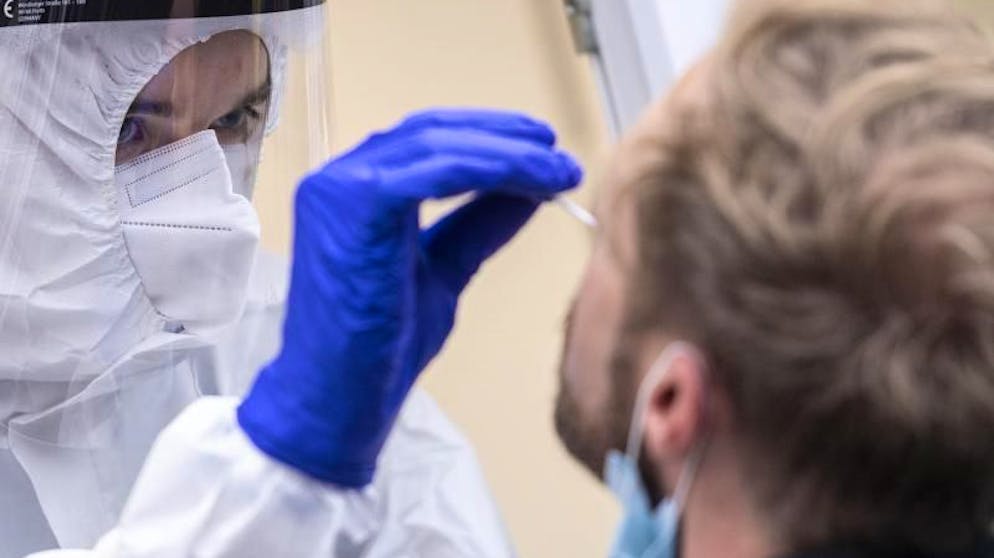 Medizinisches Personal nimmt Ende Oktober einen Corona-Abstrich in Köln. (Archiv)