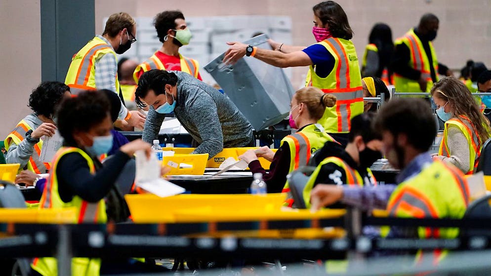 Wahlhelfer zählen in der Nacht in Philadelphia Stimmen aus. Foto: Matt Slocum/AP/dpa