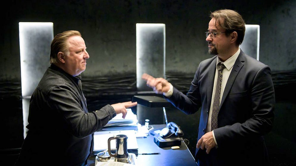 Boerne (Jan Josef Liefers, rechts) und der Limbus-Sachbearbeiter (Axel Prahl) spielen eine Runde Schnick-Schnack-Schnuck.
