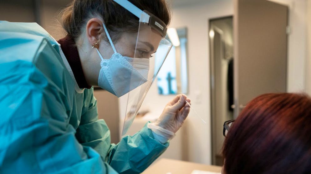 Eine Apothekerin in Zürich nimmt bei einer Frau einen Abstrich für einen Covid-19 Antigen-Schnelltest.