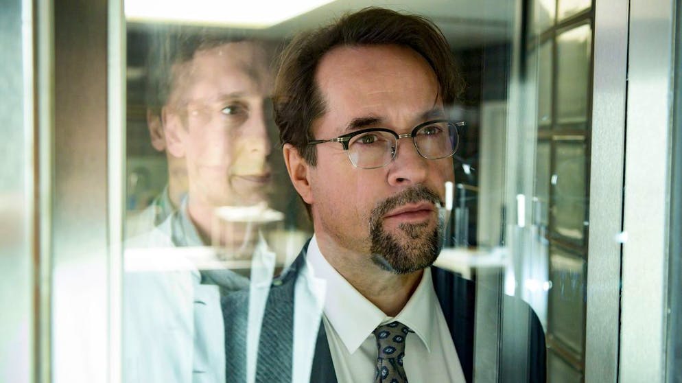 Falscher Arzt, echter Arzt: Im «Tatort: Limbus» aus Münster versucht ein Hochstapler (Hans Löw, links) das Leben von Rechtsmediziner Professor Boerne (Jan Josef Liefers) zu kapern.