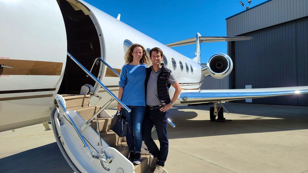 Désirée Morton-Stuhler und ihr Mann Simon Morton, hier vor einem Gulfstream G550, verbindet die Liebe zur Fliegerei. Ihre bisher grösste Aufregung als Flugbegleiterin in einem Privatjet? «Einmal hatten wir Wake-Turbulenz, das heisst, wir kamen in die Zone hinter einem grossen Flugzeug, weshalb unser Flieger eine Rollenbewegung machte. Das war sehr unangenehm.»