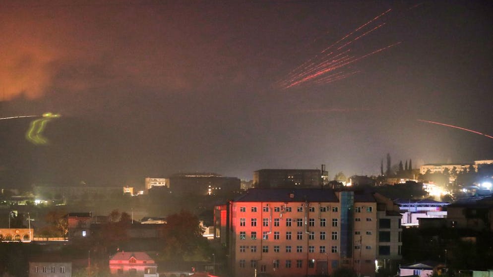 dpatopbilder – Spuren von Leuchtspurmunition erhellen den Himmel während der Kämpfe zwischen armenischen und aserbaidschanischen Streitkräften. Die Kämpfe um das separatistische Gebiet Berg-Karabach gehen weiter, wobei sich die Streitkräfte beider Länder gegenseitig für neue Angriffe verantwortlich machen. Foto: -/AP/dpa