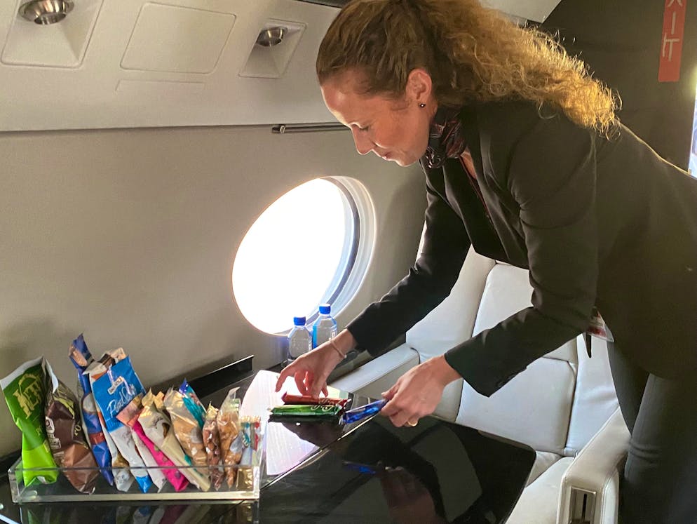 Die Bündnerin serviert auf all ihren Flügen Schweizer Schoggi: «Das kommt gut an. Die meisten sind von der Schweiz begeistert und haben wegen des WEF auch schon von Davos gehört. Einem Filmstar habe ich auch schon Reisetipps für die Schweiz gegeben.»