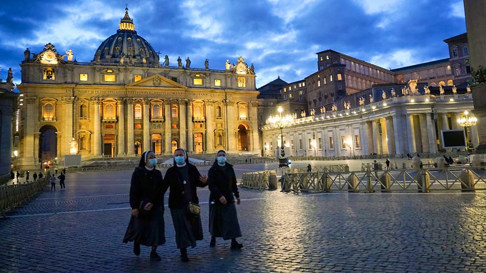dpatopbilder – Nonnen mit Mund-Nasen-Bedeckungen gehen über den leeren Petersplatz. Im Kampf gegen die zweite Corona-Welle schränkt die Regierung in Rom die Bewegungsfreiheit der 60 Millionen Bürger ab diesem Freitag, den 06.11.2020, verstärkt ein. Die Ausgangssperre gilt von 22.00 Uhr abends bis 5.00 Uhr morgens. Foto: Andrew Medichini/AP/dpa
