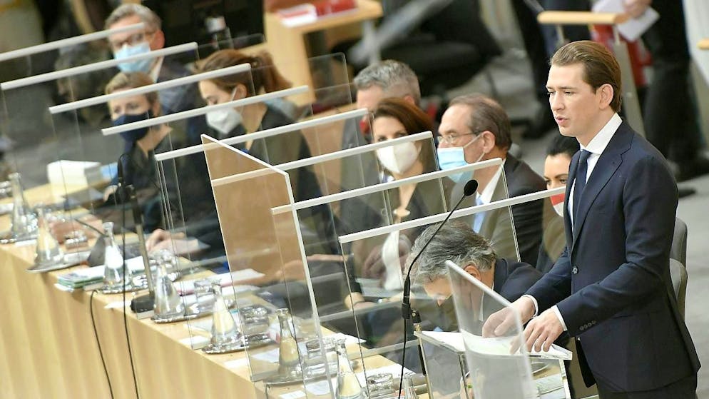 dpatopbilder – Sebastian Kurz (ÖVP,r), Bundeskanzler von Österreich, spricht im Rahmen einer Sondersitzung des Nationalrates zum Terroranschlag im Parlamentsausweichquartier in der Wiener Hofburg. Foto: Herbert Neubauer/APA/dpa
