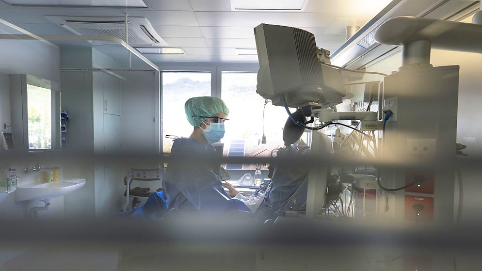 Die Behandlung von schwer erkranken Covid-19-Patientinnen und Patienten ist für die Spitäler eine grosse Herausforderung. Noch seien aber ausreichend Kapazitäten vorhanden, teilten die Zürcher Spitäler mit. (Symbolbild)