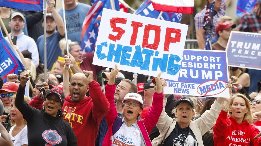Des supporters de Donald Trump se rassemblent à Atlanta, en Géorgie, après l'annonce de la victoire de Joe Biden.