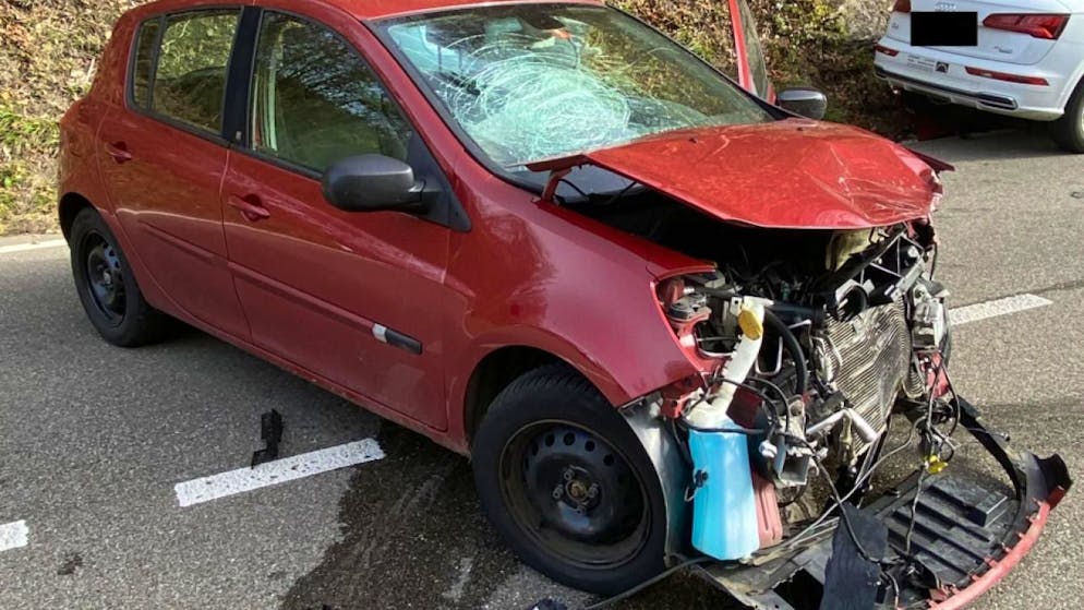 Hoher Sachschaden und ein Verletzter in Langenbruck, Basel-Landschaft, nach einer seitlich-frontalen Kollision zweier Autos.