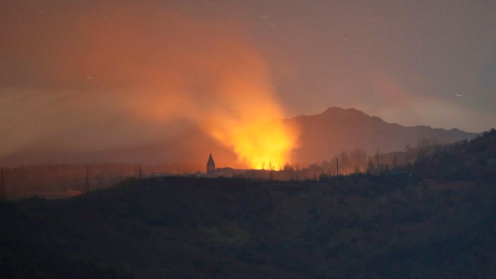 Rauch und Flammen steigen während der Kämpfe zwischen armenischen und aserbaidschanischen Streitkräften in Schuschi in den Himmel. Foto: