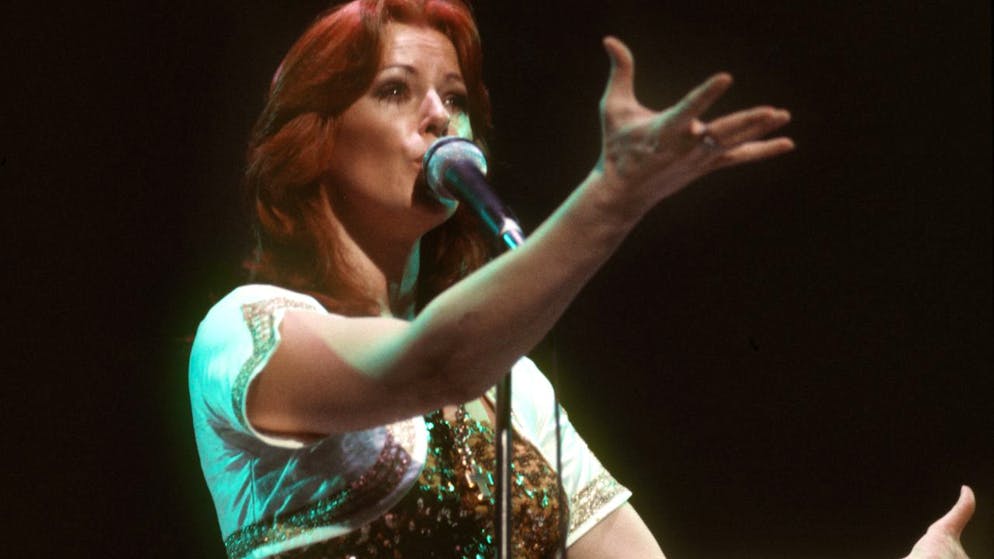 ARCHIV – Anni-Frid Lyngstad von der schwedischen Popgruppe Abba, bei einem Konzert der Band in der Deutschlandhalle im Rahmen ihrer Deutschland-Tournee. Foto: picture alliance / dpa