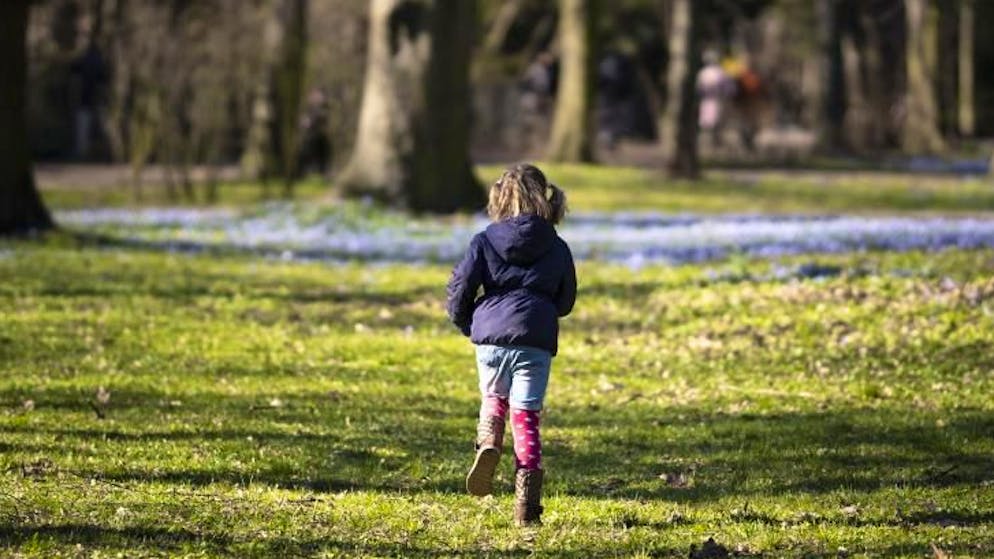 Wer ist als Erster hinten am Baum? Solche Spiele motivieren Kinder oft mehr als schnödes Spazierengehen.