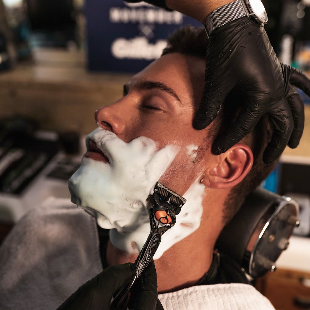 Für die Glattrasur setzte Barbier Engel Rodriguez einen Gillette Fusion ProGlide ein, welcher sich mit seiner innovativen FlexBall Technologie optimal den Gesichtskonturen anpasst und praktisch jedes Haar erwischt.