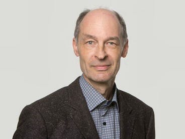 Andreas Brenner est professeur de philosophie à l’Université de Bâle et à la Haute école spécialisée du nord-ouest de la Suisse (FHNW) à Bâle. Egalement auteur, il aborde ce sujet dans «WirtschaftsEthik. Das Lehr- und Lesebuch» ainsi que«CoronaEthik. Ein Fall von Globalverantwortung», deux ouvrages en allemand publiés par la maison d’édition Königshausen & Neumann.