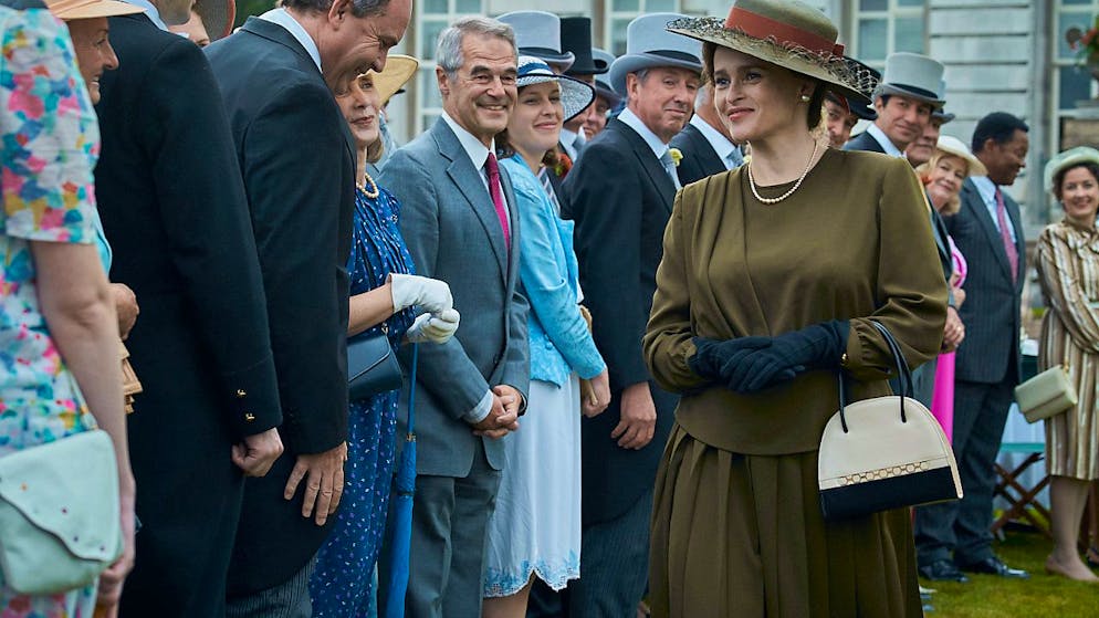 ARCHIV – Princess Margaret (Helena Bonham Carter) im Moor Park in einer Szene der vierten Staffel der Netflix-Serie «The Crown». Foto: Liam Daniel/Des Willie/Netflix/dpa – ACHTUNG: Nur zur redaktionellen Verwendung im Zusammenhang mit einer Berichterstattung über das Streaming der Serie und nur mit vollständiger Nennung des vorstehenden Credits
