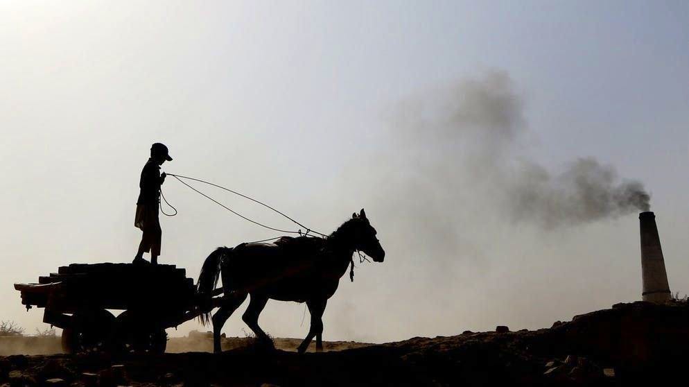 Près de Kaboul, un garçon afghan travaille au lieu d’aller à l’école.