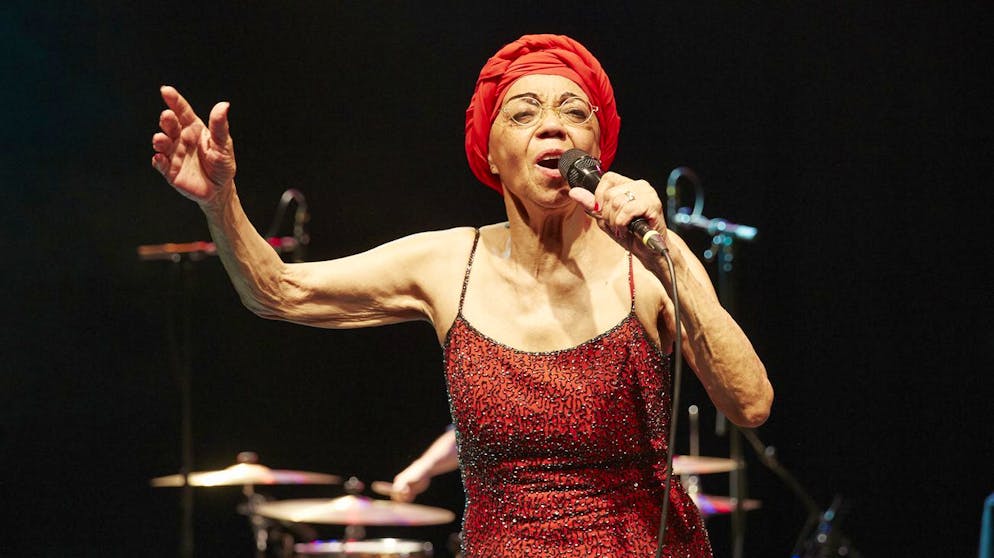 US blues and jazz singer Othella Dallas, who lives in Switzerland, will perform with her band and two guest musicians from the band Kaleisdoscope on the occasion of her 88th birthday with her program "When I am 88 years old" at the Rigiblick Theater, recorded in Zurich on 27 September 2013. (KEYSTONE / Francesca Pfeffer)