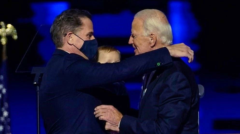 Joe Biden umarmt nach einer Ansprache im November seinen Sohn Hunter auf der Bühne.