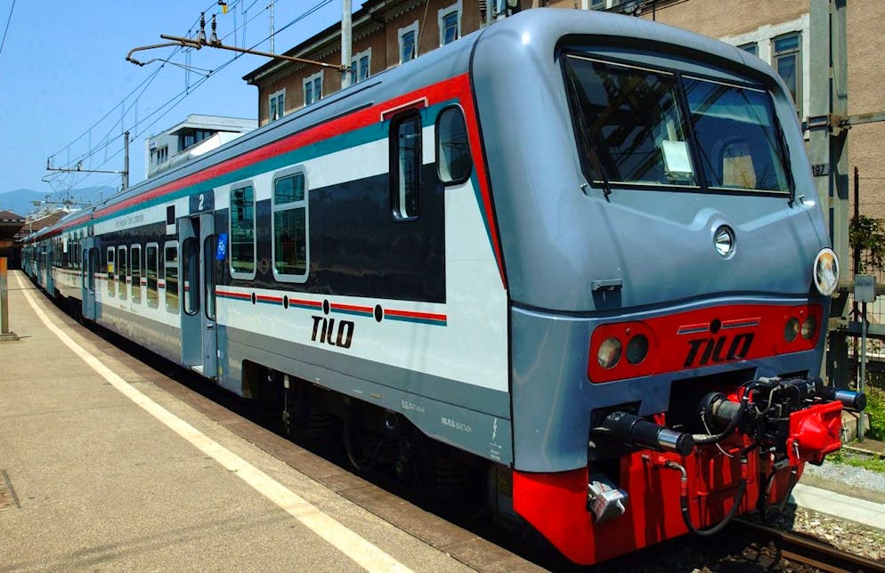 Eine Zugskompositionen mit Triebwagen der Tilo AG (Treni Regionali Ticino Lombardia), die fuer den interregionalen Personenverkehr zwischen dem Tessin und der Lombardei zustaendig ist, am Montag 20. Juni 2005 in Chiasso. (KEYSTONE/Karl Mathis)