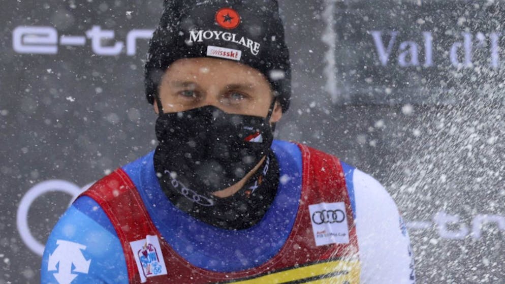 Mauro Caviezel verspritzt Champagner bei der Siegerehrung im Zielraum von Val d'Isère, wo keine Fans anwesend sein durften