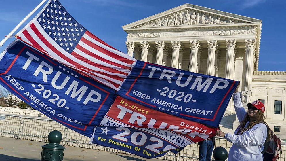 Des supporters de Donald Trump se sont réunis devant la Cour suprême vendredi.