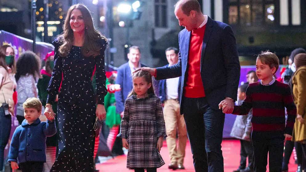 Bilder einer royalen Liebe zwischen Prinz William und Herzogin Catherine. Süsse Familie: Prinz George, Prinzessin Charlotte und Prinz Louis schauten sich im Dezember 2020 in London mit ihren Eltern Prinz William und Herzogin Kate ein Theaterstück an. Eine Premiere, zeigte sich die ganze Familie erstmals gemeinsam auf dem roten Teppich.