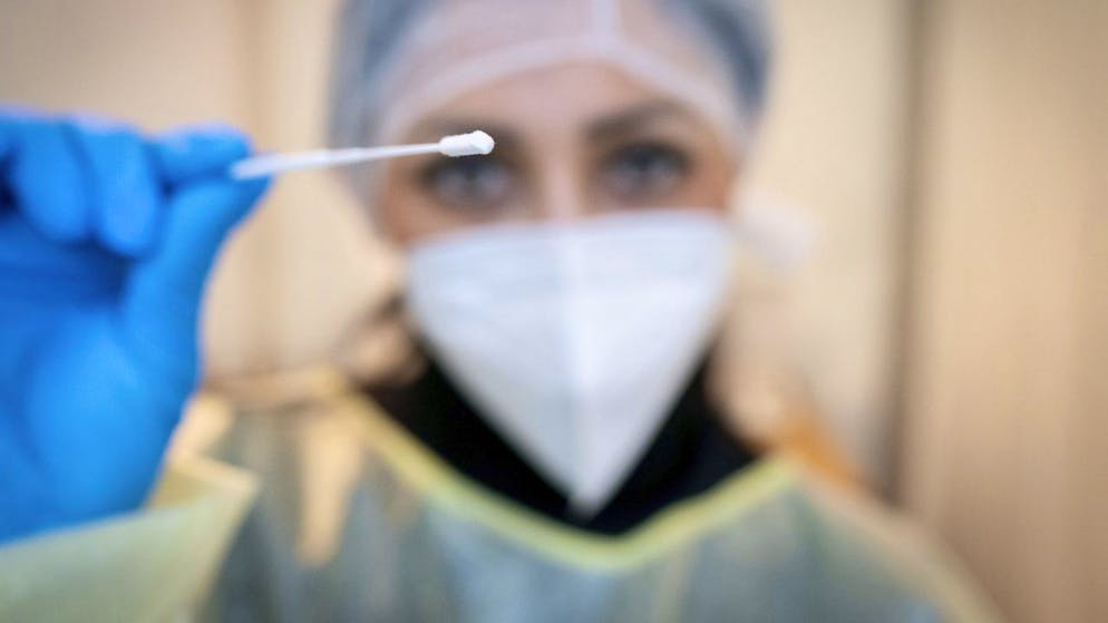 Innerhalb von 24 Stunden haben sich im Stadtkanton 127 Personen mit dem Coronavirus angesteckt. (Symbolbild)