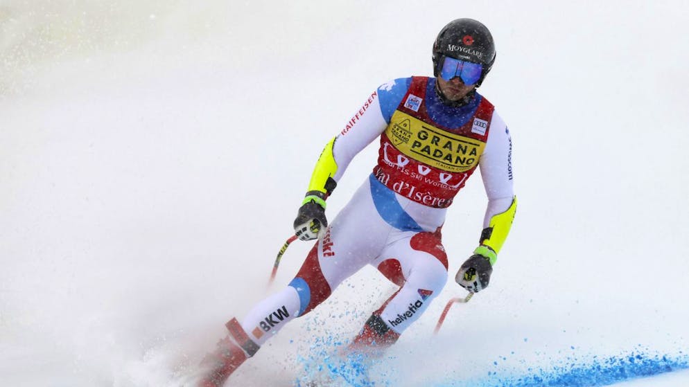 Mauro Caviezel, der als bester Super-G-Fahrer des vergangenen Winters mit der roten Nummer starten durfte, schwingt im Ziel mit Bestzeit ab