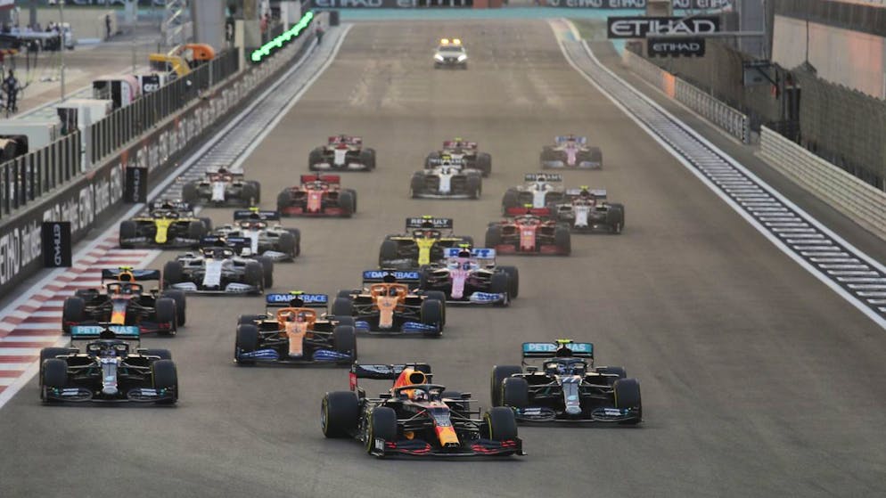 Max Verstappen (in der Mitte vorne) verteidigte beim Start seine Spitzenposition - und gab sie bis ins Ziel nicht mehr ab