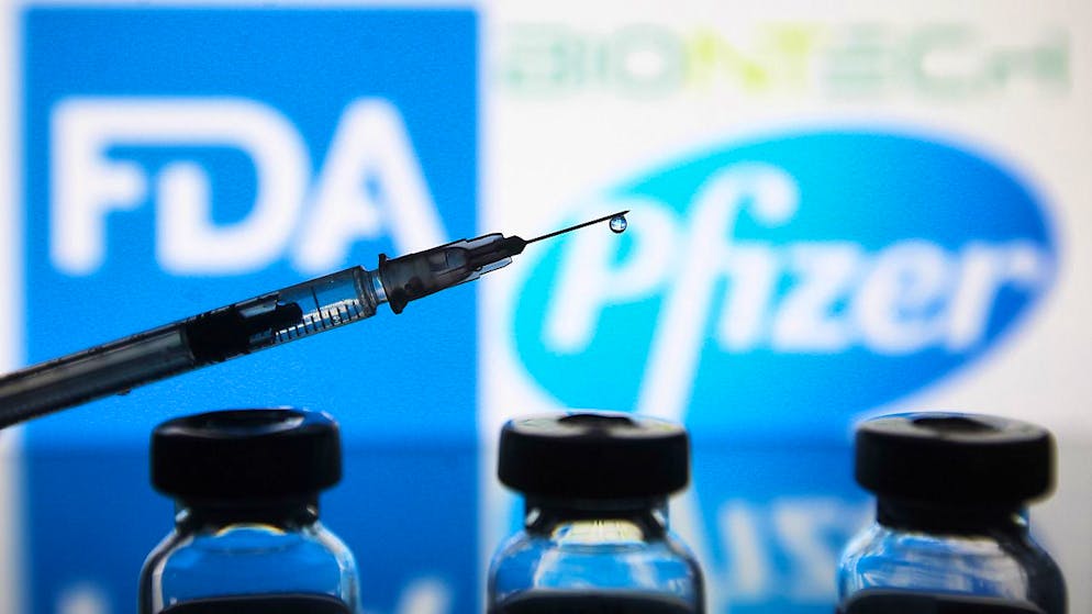ILLUSTRATION – Die Logos der US-Arzneimittelbehörde FDA sowie des Pharma-Unternehmens Pfizer. Foto: Pavlo Gonchar/SOPA Images via ZUMA Wire/dpa – ACHTUNG: Nur zur redaktionellen Verwendung und nur mit vollständiger Nennung des vorstehenden Credits