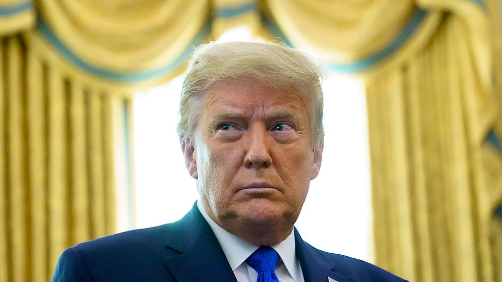 US-Präsident Donald Trump bereitet sich darauf vor, dem olympischen Goldmedaillengewinner und ehemaligen Ringkampftrainer der Universität von Iowa, Gable, im Oval Office des Weißen Hauses die "Presidential Medal of Freedom", die höchste zivile Auszeichnung, zu verleihen. Foto: Patrick Semansky/AP/dpa
