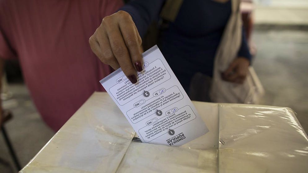 La consultation de l'opposition vénézuélienne avait démarré via internet lundi et devait se faire de manière présentielle samedi sur près de 3000 sites dans le pays.