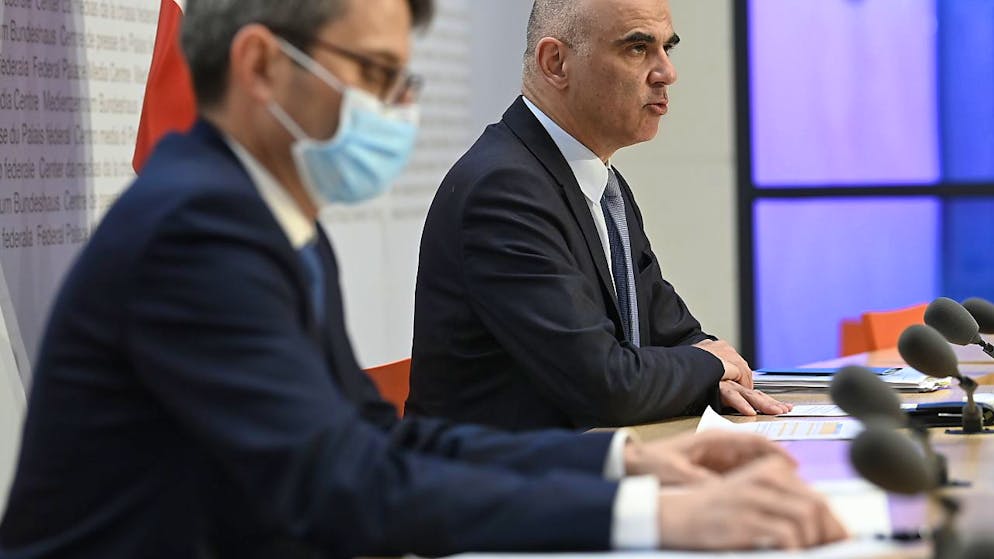 Le président de la Conférence des directeurs cantonaux de la santé Lukas Engelberger et le conseiller fédéral Alain Berset.