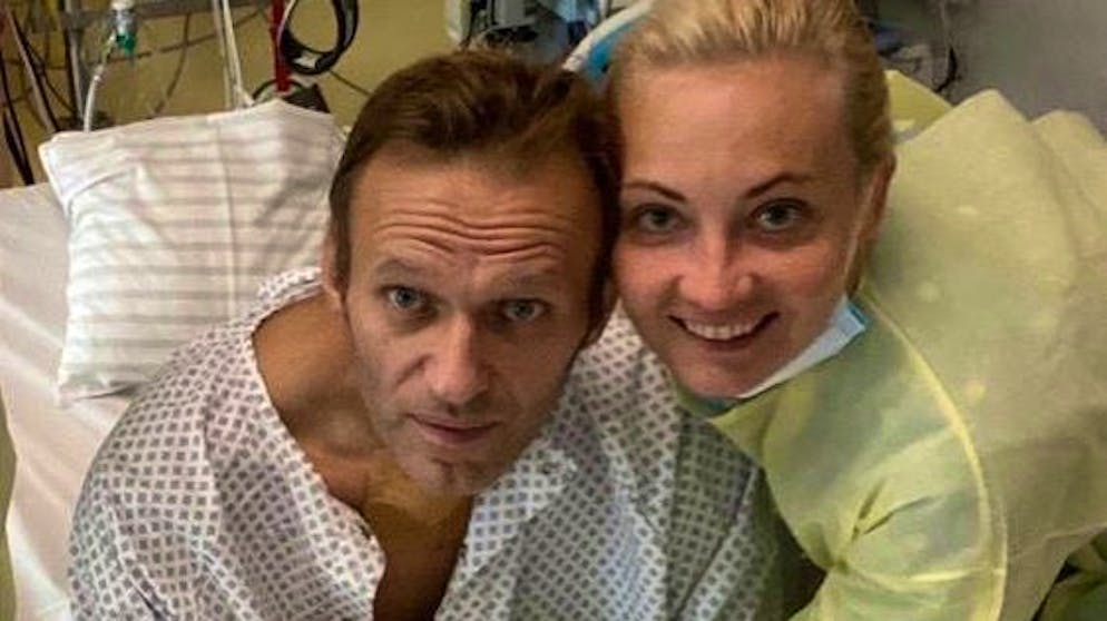 Mitte September meldet sich Nawalny zusammen mit seiner Frau Julia aus dem Spital.