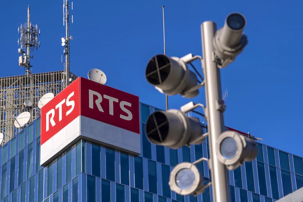 La Tour de la Radio Television Suisse (RTS) et son logo photographiee, ce jeudi 12 novembre 2020 a Geneve. (KEYSTONE/Martial Trezzini)